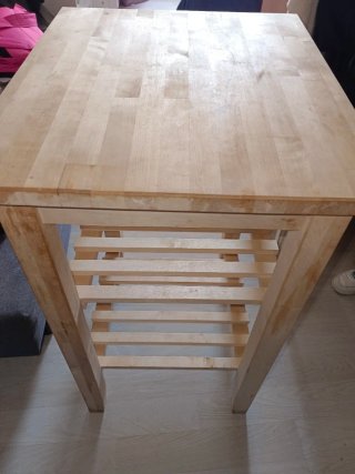 Tavolo in legno con ruote
