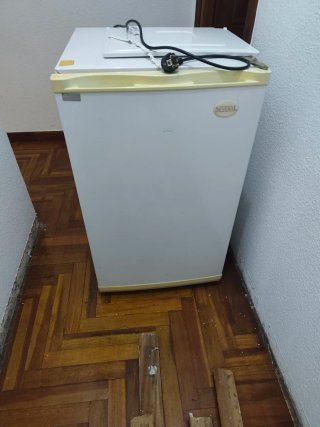 Mini nevera blanca Several