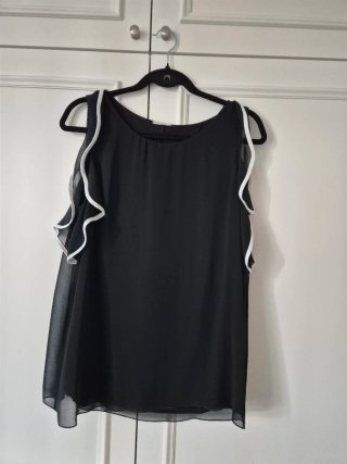 Blusa Negra con Volantes y Ribete Blanco