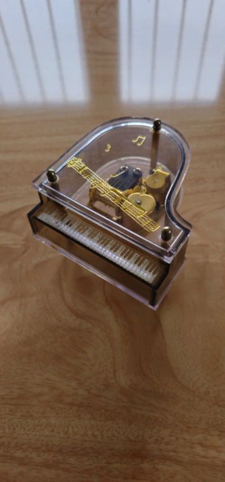 Scatola musicale pianoforte in miniatura