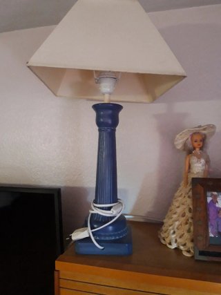 Lámpara de mesa azul y beige