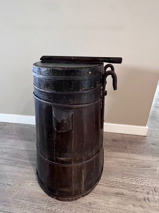 Cubo de madera vintage con asas
