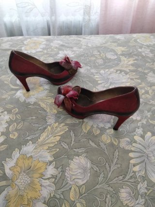 Zapatos de tacón burdeos de piel