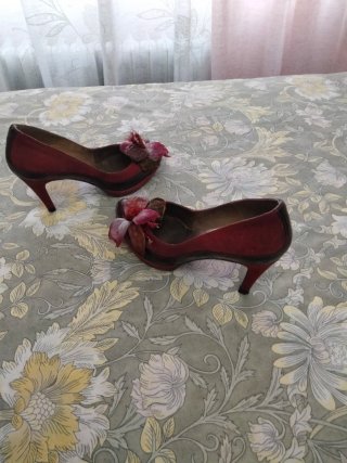 Zapatos de tacón burdeos de piel