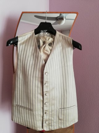 Chaleco y corbata de vestir beige