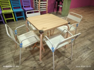 32 sillas y 8 mesas 120€/juego a estrenar !!!