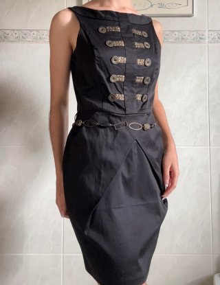 Vestido negro elegante estilo militar con botones