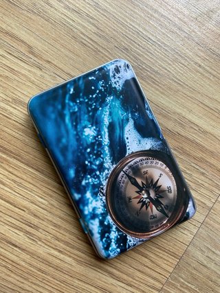 Estuche metálico vintage con brújula decorativa