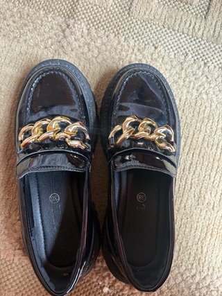 Mocasines Negros con Cadena Dorada Talla 38