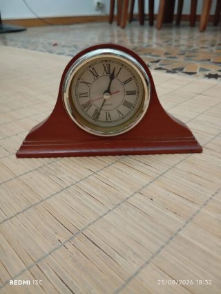 Reloj de Mesa con Base de Madera