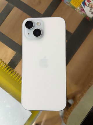 iPhone 15 con funda y caja