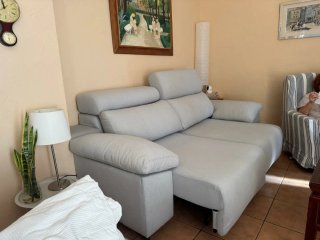 Sofá de tela gris