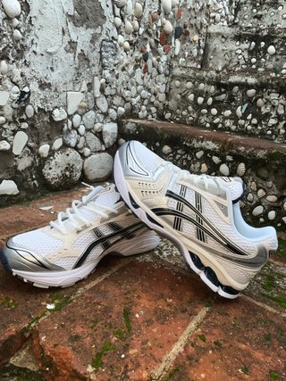 Zapatillas Asics Blancas y Plateadas nuevas