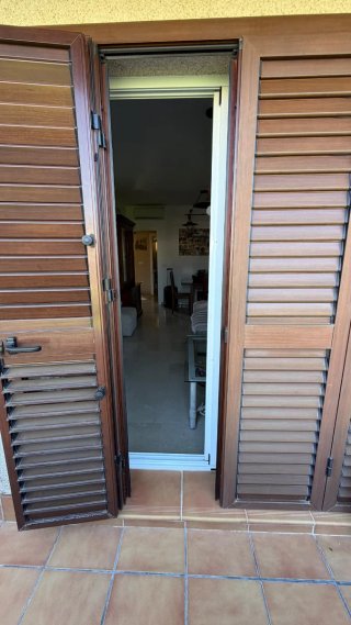 Puerta de Aluminio y Mayorquina imitación madera
