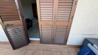 Puerta de Aluminio y Mayorquina imitación madera