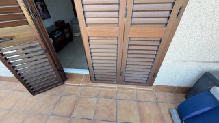 Puerta de Aluminio y Mayorquina imitación madera