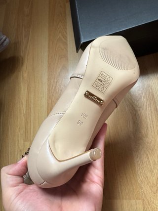 Botines Guess Beige con Cadena Dorada