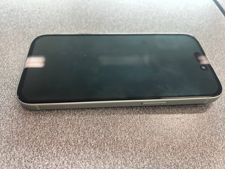 iPhone 15 verde 128 GB impecable, con caja – 350 €