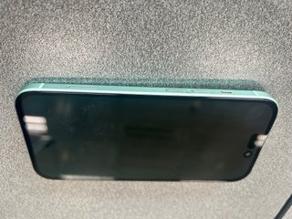 iPhone 15 verde 128 GB impecable, con caja – 350 €