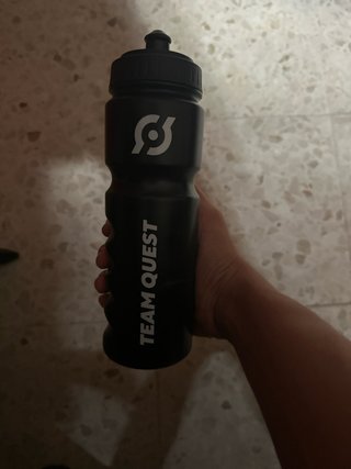 Botella de agua Team Quest negra