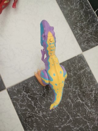 Dinosaurio de juguete colorido