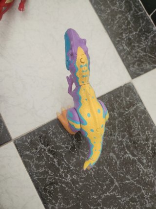 Dinosaurio de juguete colorido