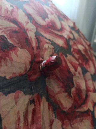 Parasol antiguo tela y madera floral