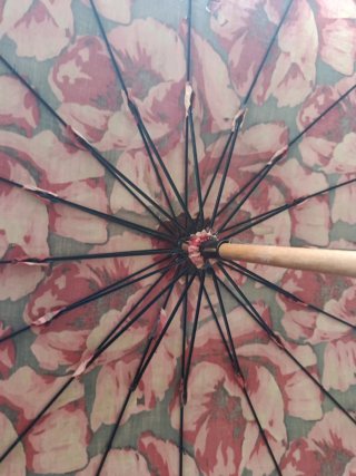 Parasol antiguo tela y madera floral