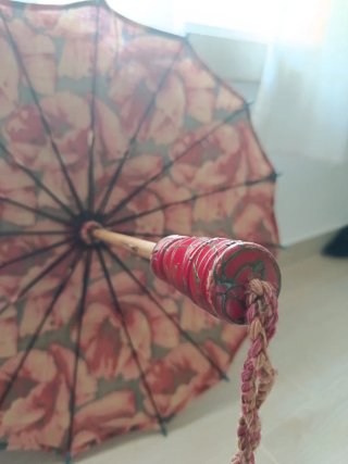 Parasol antiguo tela y madera floral