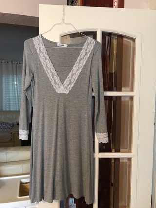 Vestido gris de punto fino con encaje