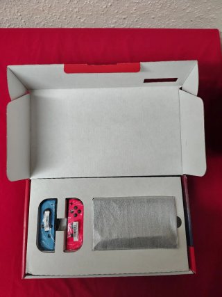 Nintendo Switch en su caja