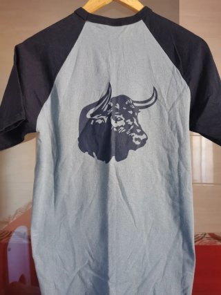 Camiseta con estampado de toro
