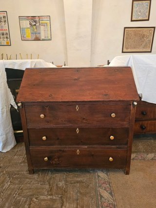 Secreter o bureau antiguo de madera.