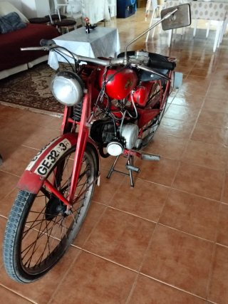 Moto antigua GE323R al día de papeles