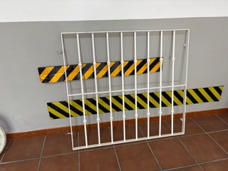 Ventana completa con reja, cargaderos y pasamanos