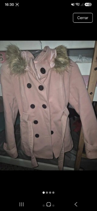 Abrigo rosa con capucha y pelo