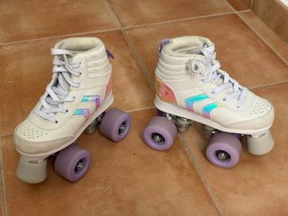 Patines blancos con detalles iridiscentes
