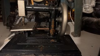 Antigua máquina de coser de juguete de hierro