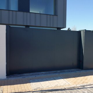 Puerta corredera de acero con chapa lisa - 659€
