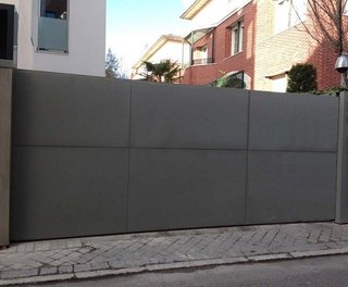 Puerta corredera de acero con chapa lisa - 659€