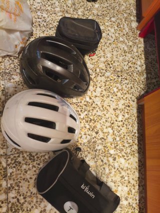 Cascos bici y bolsa manillar
