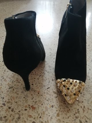 Botines Ante Puntera Dorada Pedrería