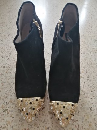 Botines Ante Puntera Dorada Pedrería