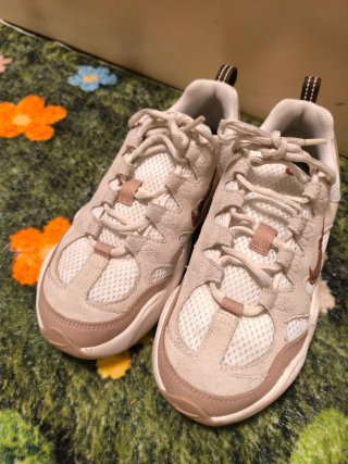 Zapatillas Nike Tech Hera, en el color Sail / Ligh