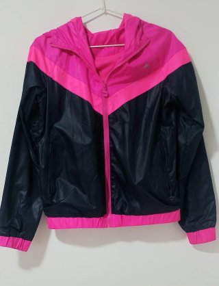 Chaqueta impermeable rosa y negra