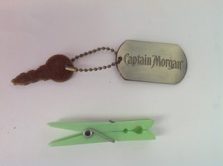 Chapa llavero Captain Morgan con llave