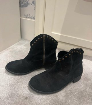 Botines negros de ante con tachuelas