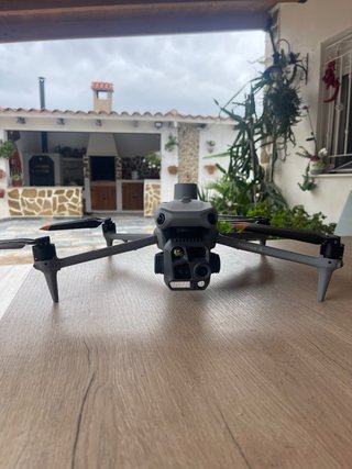 Drone DJI Matrice 4T con 3 Baterías y Foco