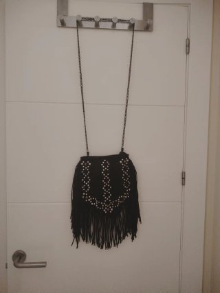 Bolso de flecos con tachuelas