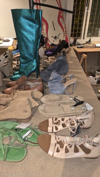 Lote de zapatos sin estrenar, 29 pares.